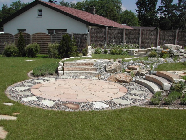 Terrasse mit Pflanzflächen