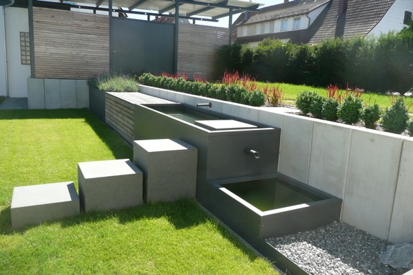 Sitzplatz mit Natursteinmauer