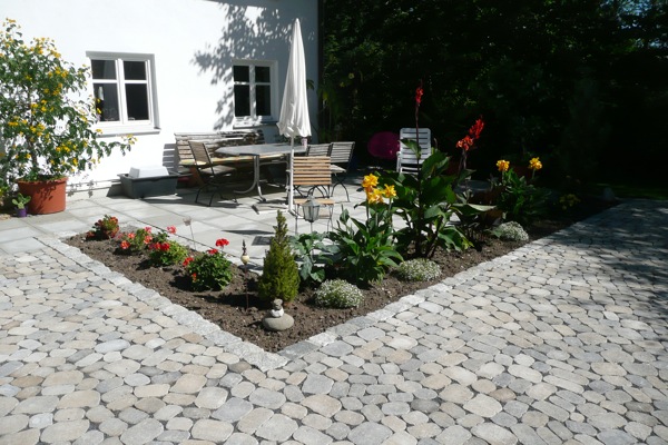 Vorgarten mit Einfahrt