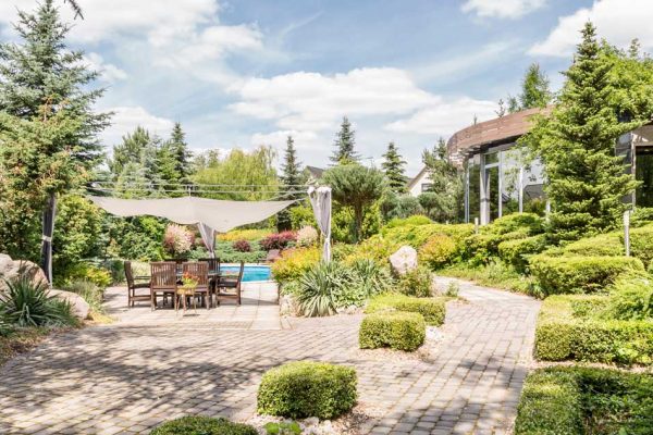 Neu gebaute Terrasse mit Natursteinbelag