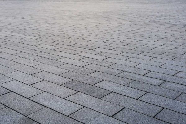Gepflasterte Einfahrt mit Randeinfassung
